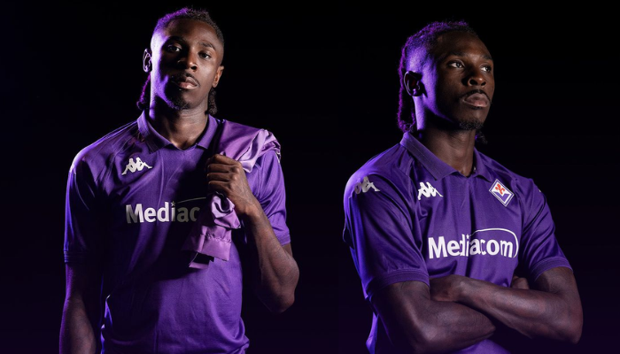 Camisa titular da Fiorentina Kappa 2024-2025 em roxo e branco, com design clean e clássico, padrão jacquard de setas, gola polo, escudo no lado esquerdo do peito, logo Kappa lateralizado em branco e ominis da Kappa nos ombros, patrocinador Mediacom.