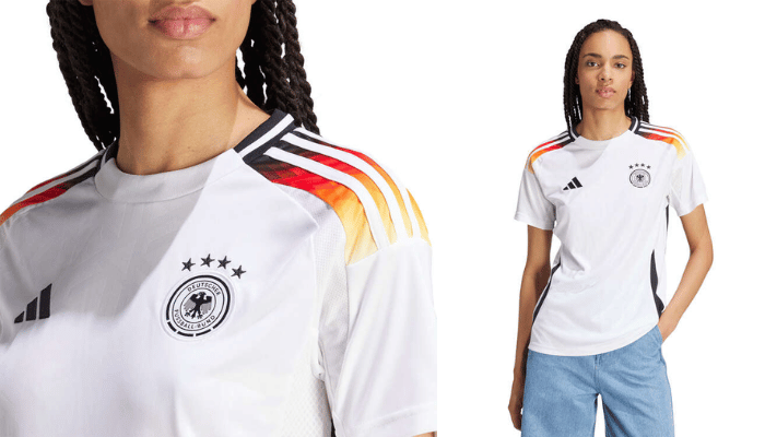 Camisa Titular Feminina da Seleção Alemã Adidas 2024-2025. A camisa é branca com um padrão jacquard ao longo do corpo e o logo da DFB em sequência. A gola é redonda com a parte frontal branca e a nuca preta com friso central branco, tendo abaixo o nome do país na língua materna. Nos ombros, há um degrade das cores da bandeira alemã: preto, vermelho e laranja.