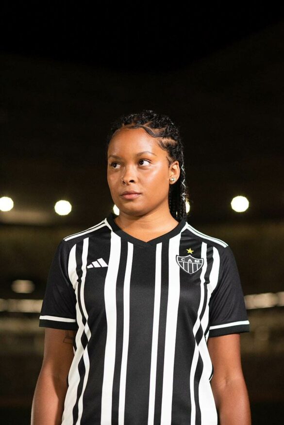  Camisa titular feminina Atlético Mineiro temporada 2023/24 listras irregulares com linhas verticais pretas entre as faixas brancas. Com gola V preta e detalhes laterais em branco, além de ombros e mangas pretas com três listras em branco | Tevo Sports