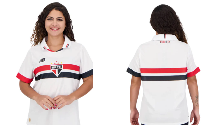 Camisa Titular Feminina São Paulo FC Adidas 2024/25 branca com listras horizontais em vermelho e preto, escudo do São Paulo FC no centro do peito, gola polo com detalhes tricolores nas pontas e corte frontal em V, punhos com detalhes em vermelho e preto, logo da NB em preto no lado direito do peito, selo especial no lado esquerdo representando uma moeda, e frase "Clube da Fé" na nuca.