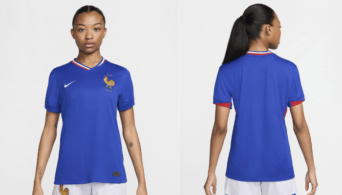 Camisa Titular Feminina da Seleção Francesa Nike 2024-2025. A camisa é azul royal com detalhes em vermelho e branco. Possui gola V tricolor, Galo da Federação Francesa em tamanho maior e a frase "Nos différences nous unissent" na parte interna da gola. O escudo da Federação Francesa de Futebol e o logo da Nike estão bordados na camisa.