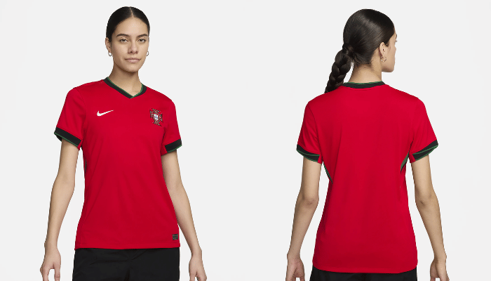 camisa titular feminina da Seleção Portuguesa Nike 2024-2025. A camisa é predominantemente vermelha com detalhes em preto e verde. A gola é preta com contorno verde e os punhos têm o mesmo padrão. O escudo da Federação Portuguesa de Futebol está no lado esquerdo do peito e o Swoosh da Nike está no lado direito. Uma mulher veste a camisa e está sorrindo e torcendo.