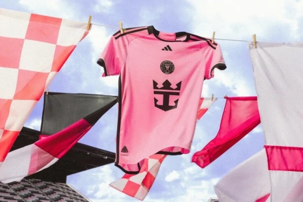 Camisa Titular Inter Miami CF 2024 em rosa e preto, inspirada no estilo alemão Adidas, destaque para 'Easy Pink' e mensagem 'Liberdade para Sonhar'. Escudo, logo Adidas e Royal Caribbean em destaque no peito.