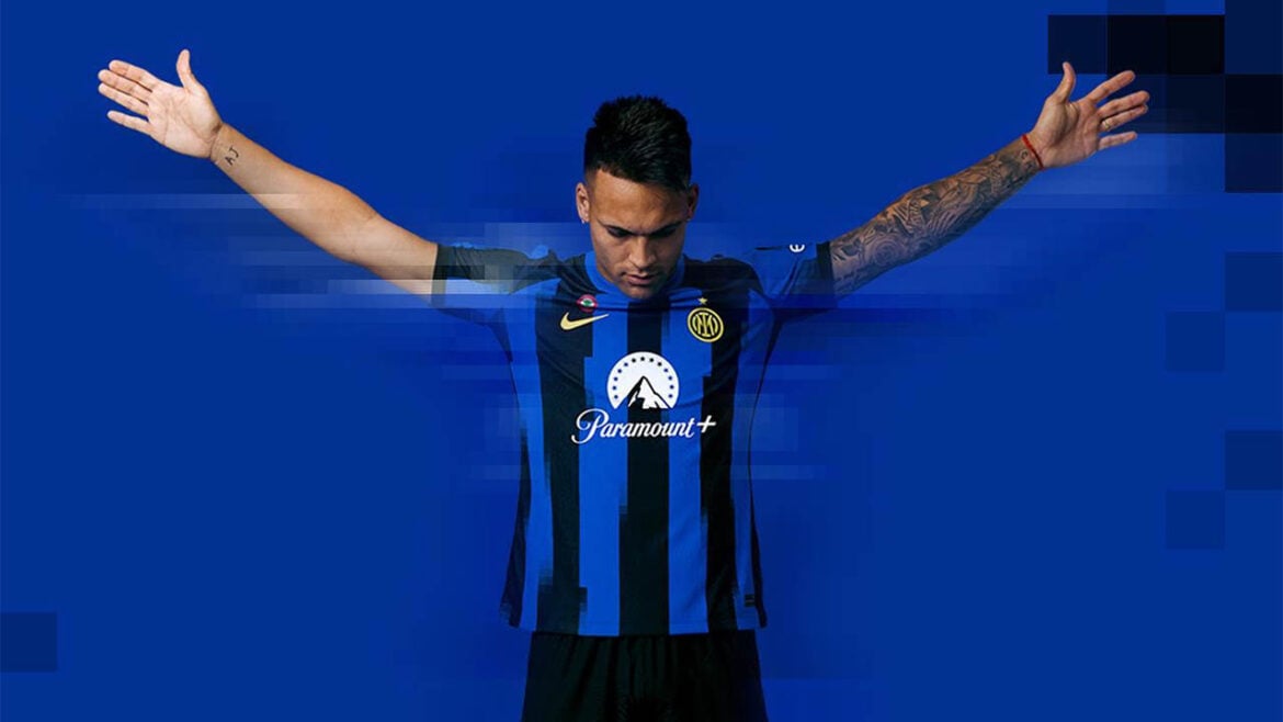 Camisa Titular Inter de Milão 2023/24 design estilizado em "glitch", essa camisa masculina possui o azul como cor de fundo e três listras verticais pretas no corpo | Tevo Sports