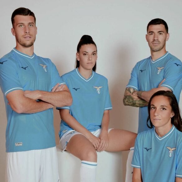 Camisa Titular Lazio Temporada 2023/24 - Homenagem aos 50 Anos do Título Italiano Com um design exclusivo, ela traz a lendária águia Olympia em relevo, listras verticais e detalhes em azul celeste. A gola V e os punhos com faixas brancas | Tevo Sports