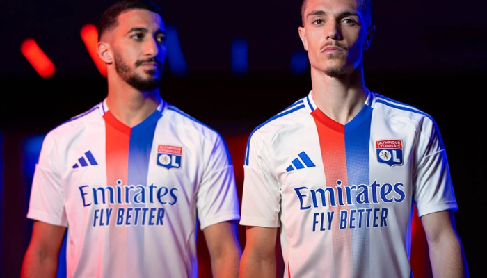 Camisa titular do Olympique de Lyon para a temporada 2024-2025. A camisa é branca com uma faixa vertical em vermelho e azul que se dissolve em degradê na região do patrocínio master. A gola é em V dividida em vermelho e azul, com a nuca branca e friso azul. Há um selo especial dentro da gola que faz menção aos rios Rhône e Saône. 