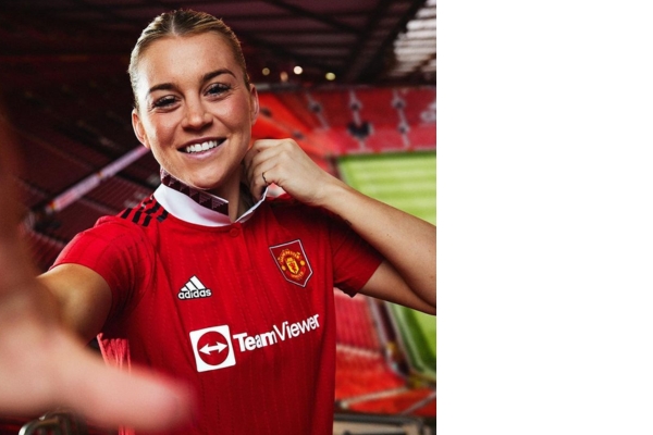 Camisa Feminina Titular Manchester United Adidas 2022/23 Vermelha, Branca e Preta - Design Exclusivo com Gola Pólo, Triângulos Rubro-Negros e Logos Adidas e Manchester United.