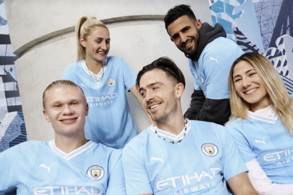 Camisa Titular Masculina Manchester City Puma 2023/24 - Azul Celeste, Faixas Verticais, CEP do Estádio, 10% de Desconto na Primeira Compra e Frete Grátis para Todo o Brasil.