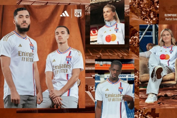 Camisa Titular Olympique Lyon 2023/24 em branco com faixa vertical vermelha e azul, gola V tricolor, listras douradas nas mangas, escudo Lyon à esquerda e logo Adidas à direita.