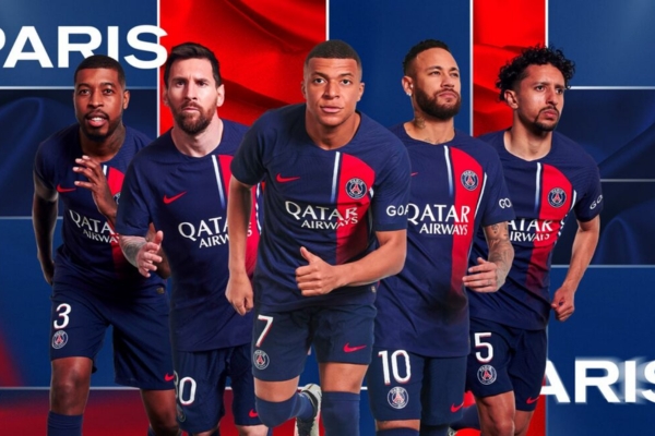 Camisa Titular PSG Nike 2023/24 em azul marinho, com faixa vertical, gola redonda, escudo e logo Nike em vermelho. Detalhes elegantes em degradê nas faixas brancas. Costas com tom mais escuro, bandeira francesa e numeração personalizada em branco