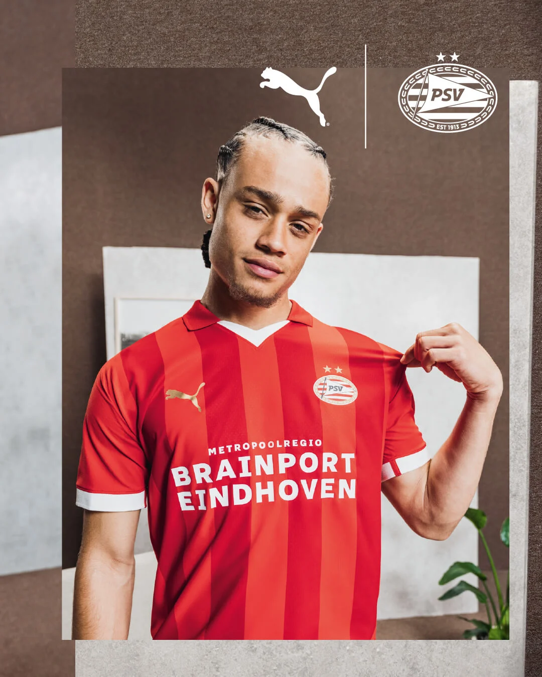 Camisa Titular do PSV Eindhoven Temporada 2023/24 Masculina  listrada verticalmente apresenta dois tons de vermelho em vez do tradicional branco. Com gola polo vermelha e detalhes em branco, o escudo do PSV no peito e o logo da PUMA em dourado | Tevo Sports