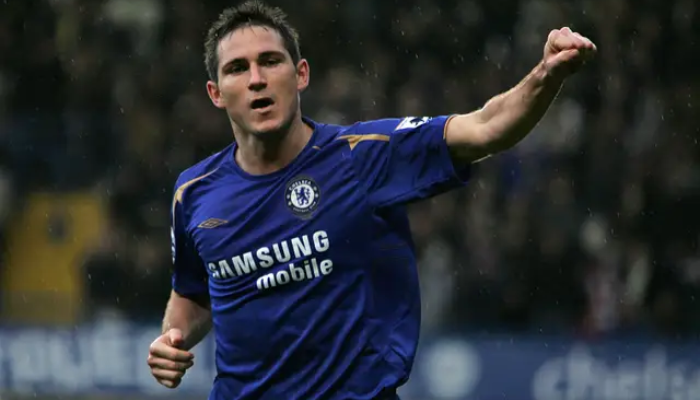 amisa Titular Retrô do Chelsea Umbro 2005-2006. Camisa azul royal com detalhes em branco, incluindo listras finas nas mangas e gola V. Escudo do Chelsea bordado no peito, logotipo da Umbro nas mangas e emblema do Centenário na manga esquerda. Comemore 100 anos do Chelsea e a temporada dominante de 2005-2006.