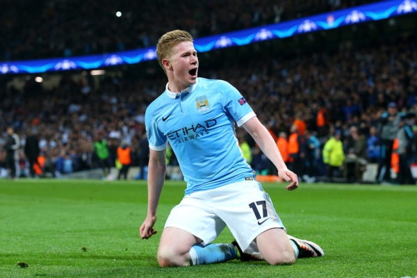 Camisa Titular Retrô Manchester City Nikee 2015/16 - Design celeste e branca elegante com detalhes em azul marinho, destacando o logotipo e patrocinador da Etihad Airways. Uma homenagem única à temporada notável de 2015/16, onde jogadores como Sergio Agüero, Kevin De Bruyne e Joe Hart brilharam. Aprecie a qualidade premium desta peça, relembrando momentos emocionantes da Premier League, Liga dos Campeões da UEFA, FA Cup e EFL Cup. Vestimenta que une história, estilo e paixão pelo futebol.