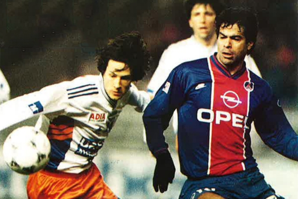 Camisa Titular Retrô do Paris Saint-Germain Nike 1995-1996 em azul, vermelho e branco, representando a época da conquista do vice-campeonato na Divisão 1 e a vitória emocionante na final da Copa das Taças contra o Rapid Vienna.