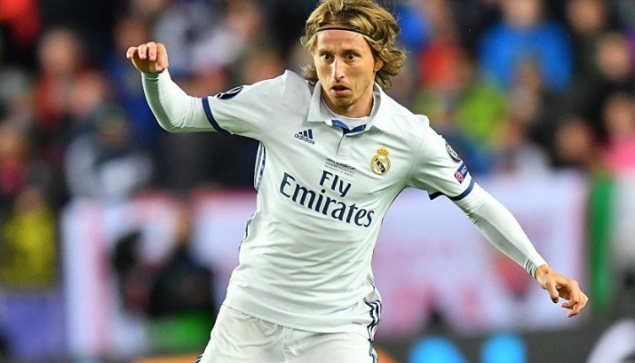 Camisa Titular Retro do Real Madrid 2016-17 na cor branca com detalhes em azul. Escudo do Real Madrid bordado no peito e logo da Adidas nas mangas. Perfeita para jogos, treinos ou para mostrar seu amor pelo Real Madrid em qualquer lugar.