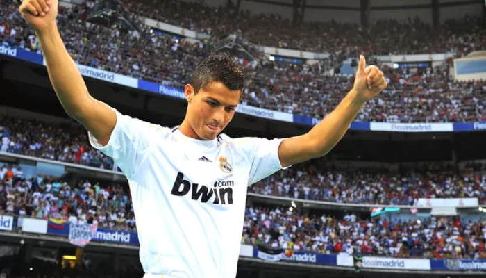 Camisa titular retro do Real Madrid Adidas 2008-2009 na cor branca com detalhes em preto. Possui o escudo do clube bordado no lado esquerdo do peito e as listras pretas nas mangas e laterais. A camisa foi usada pelos jogadores do Real Madrid na temporada 2008/2009, quando conquistaram a Supercopa de España.