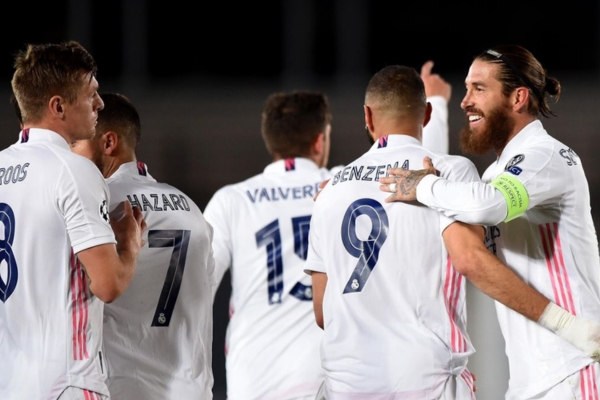 Camisa Titular Retrô do Real Madrid Adidas 2020/21 em branco, rosa e azul marinho, representando a temporada épica de 2009-10. Lances emocionantes contra Barcelona e Atlético, com vitória sobre Atalanta e Liverpool nas rodadas anteriores da Liga dos Campeões.