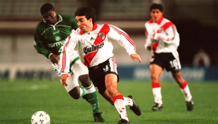 Camisa titular do River Plate Adidas 1998-1999. Design autêntico com escudo bordado, logo da Adidas e cores vibrantes. Celebre o título do Apertura 1998, os craques da época e a história gloriosa do clube.