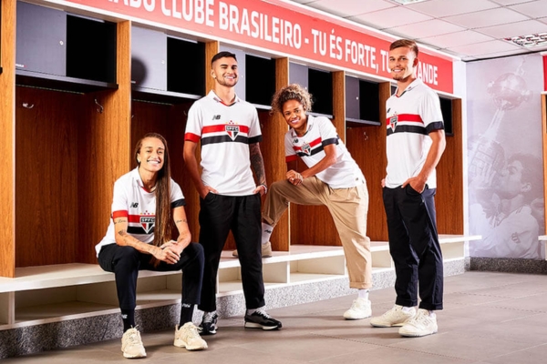 Camisa titular do São Paulo FC New Balance 2024/25 branca, preta e vermelha com listras horizontais em vermelho e preto, escudo centralizado, gola polo tricolor e detalhes únicos. Logo NB preto no peito e frase "Clube da Fé" na nuca.