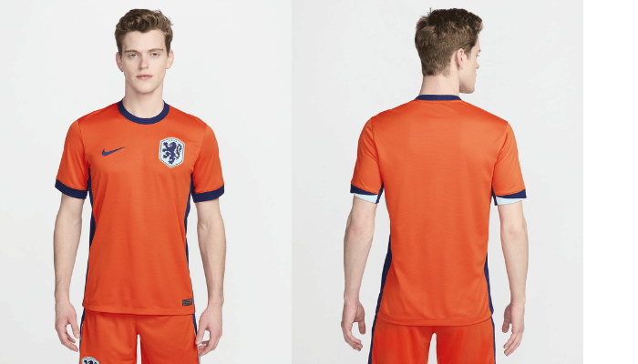 Camisa titular da Seleção Holandesa Nike para a temporada 2024-2025. A camisa é predominantemente laranja com gola redonda, punhos e laterais em azul escuro. O escudo da Federação Holandesa de Futebol está localizado no lado esquerdo do peito em azul celeste com leão em azul escuro. Dentro da gola, uma coroa com um design moderno é vista em azul escuro.