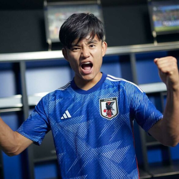 Camisa Titular da Seleção Japonesa 2022/23 Azul  predominante com destaque para figuras aplicadas ao longo do corpo do manto, formadas por linhas diagonais em tons de azul que formam origamis, representando corvos de três pernas, símbolo da Federação. - Tevo Sports