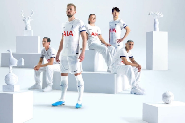 Camisa Titular do Tottenham Nike 2023/24 em branco e azul marinho, destaque para punhos e ondas inspiradas no N17, iniciais THFC na gola e escudo do clube.