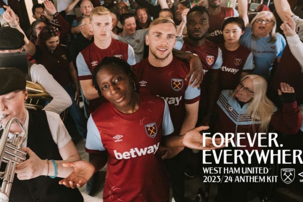 Camisa Titular West Ham 2023/24: Vinho e Azul Celeste, Bolinha de Sabão, Escudo do Clube, JD Sports e Betway.