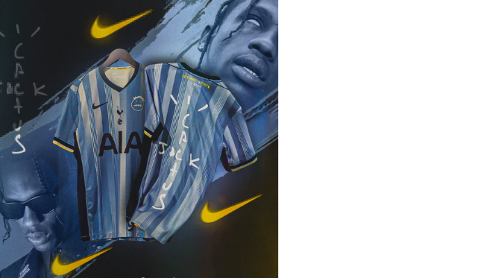 camisa da colaboração entre Travis Scott e o Tottenham Hotspur. A camisa, predominantemente azul, possui faixas verticais e o logo da Cactus Jack em destaque na parte frontal e traseira. A gola V em azul marinho e os punhos com detalhes em amarelo e branco completam o design 