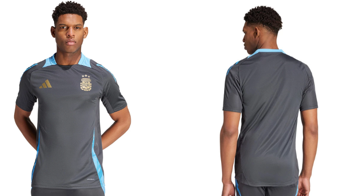 Camisa de treino oficial da Seleção Argentina para a Copa América 2024. A camisa preta é complementada por detalhes em azul celeste na gola e nas laterais, e as três listras da Adidas se destacam em dourado ao lado do escudo da equipe.