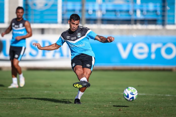 Imagem da camisa de treino do Grêmio 2023, com predominância de azul celeste e parte superior em cinza | Tevo Sports