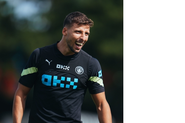 Camisa de Treino Manchester City 2022/23 em preto e verde fluorescente, perfeita para fãs apaixonados que buscam conforto e estilo nos treinos. Reflete o espírito vencedor do time.
