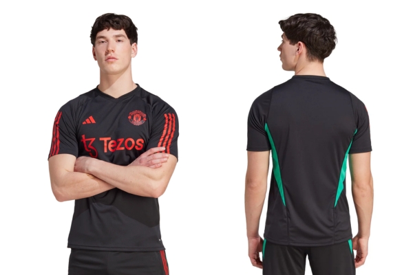 Camisa de Treino Manchester United Adidas 2023-2024 em preto, verde e vermelho, com tecnologia AEROREADY, malha respirável e escudo do clube selado a quente.