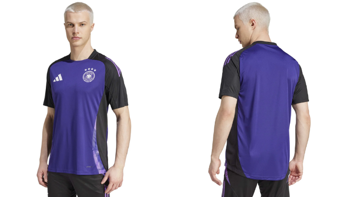 A nova Camisa Treino Seleção Alemã Adidas 2024-2025 na cor roxa, preta e branca. A camisa possui um design leve e elástico, gola canelada, tecnologia AEROREADY para mantê-lo seco e fresco, e o escudo da Seleção Alemã aplicado por calor no peito. Feita com 100% de poliéster reciclado.