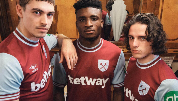 camisa titular do West Ham United para a temporada 2024-2025, produzida pela Umbro. O design é inspirado nos anos 60, em homenagem ao título da Recopa Europeia de 1965. A camisa possui as cores tradicionais do clube, grená e azul celeste, com detalhes em branco. O escudo do West Ham em azul celeste e o logo da Umbro em branco estão presentes no peito. Na nuca, há uma homenagem ao título continental.