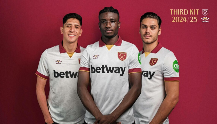 nova terceira camisa do West Ham United para a temporada 2024-2025. A camisa branca apresenta um design moderno com jacquard frontal, combinando os diamantes da Umbro com os martelos cruzados do clube. Detalhes em bordô e dourado completam o visual elegante. 