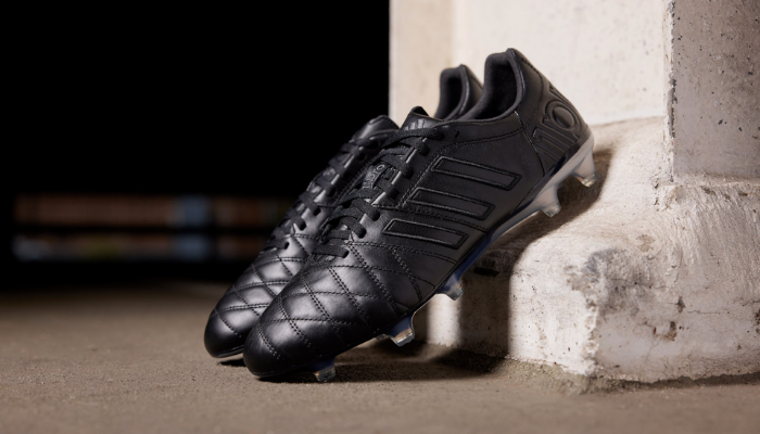 Chuteira de futebol Adidas Adipure 11PRO FG Elite Kroos Remake Blackout Preta. Vista frontal da chuteira, destacando o design totalmente preto, o cabedal em couro Taurus, a costura de vampiro e a sola Copa Pure.