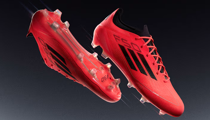 Chuteira de futebol Adidas F50 Elite FG Vivid Horizon em vermelho e preto, com design moderno e tecnológico. Apresenta cabedal Fibertouch para melhor controle da bola, língua Tunnel Compression Fit para ajuste perfeito e textura Sprintweb 3D para tração e aderência. 