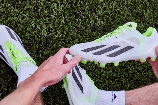 Chuteira Adidas X Crazyfast+ FG Crazyrush Verde: A Elite da Velocidade no Futebol - Design elegante em verde, branco e preto, garantindo desempenho excepcional com tecnologia de ponta. A escolha dos jogadores de elite para máxima velocidade e agilidade no campo.