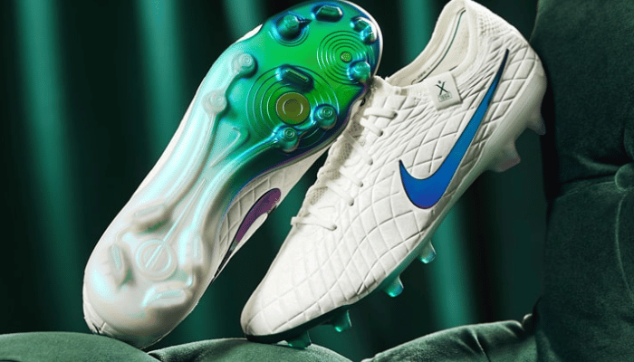 A Chuteira Nike Tiempo 10 Pearl 30 Anos comemora três décadas de inovação com um design perolado e detalhes em verde-azulado. O couro macio FlyTouch Plus oferece toque excepcional e controle em todas as condições, enquanto o Flyknit ao redor do tornozelo proporciona um ajuste confortável e seguro. A placa com pinos cônicos garante tração ideal para qualquer campo.