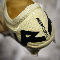 Chuteira Nike Air Zoom Mercurial Vapor 15 FG Mad Ready na deslumbrante cor Lemonade/Black. Projetada para proporcionar máximo desempenho no futebol, esta obra-prima apresenta tecnologia Zoom Air, cabedal Vaporposite+ otimizado para velocidade e forro Speed Cage para suporte leve. Experimente o toque natural da bola com a textura chevron na camada externa.