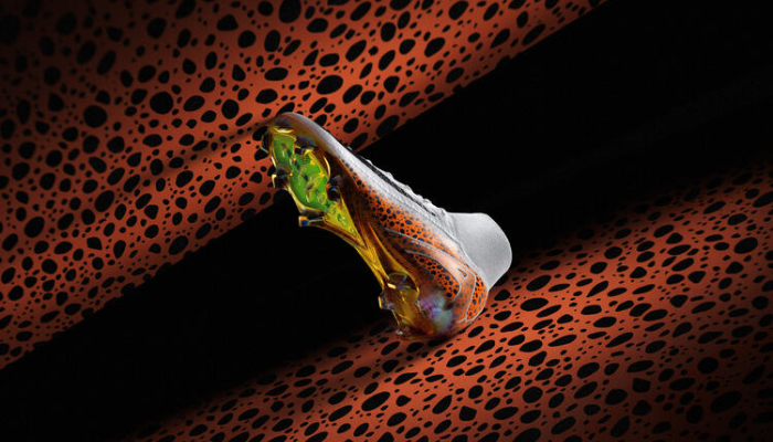 Chuteira de futebol Nike Mercurial Superfly 10 Elite FG do Pacote Electric Safari com design moderno em tons de cinza e laranja vibrante, apresentando tecnologia Nike Gripknit para controle máximo da bola, unidade Air Zoom para propulsão explosiva e cabedal ultraleve em Flyknit e Atomknit.