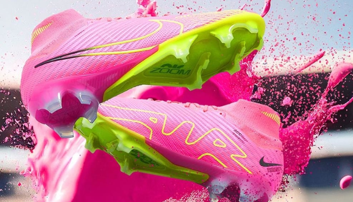 Chuteira Nike Mercurial Superfly 9 Elite FG Luminous em rosa para campo de grama natural firme. Cabedal Flyknit para ajuste e controle excepcionais, amortecimento Zoom Air para explosões de velocidade, travas multidirecionais para tração superior, forro macio para conforto, gola Flyknit para suporte, cadarço normal para ajuste personalizado, material sintético premium para durabilidade, design Luminous com detalhes em rosa e marca Swoosh da Nike.