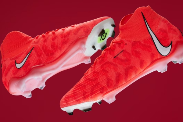 Desperte a líder dentro de você com a Chuteira Nike Phantom Luna Elite FG Ready Pack em Bright Crimson/White. Experimente o máximo em estilo e desempenho, com Gripknit revolucionário e tecnologia Cyclone 360 para agilidade imbatível. Conquiste o campo com confiança e elegância. Garanta a sua agora! Frete Grátis para Todo o Brasil na Tevo Sports.