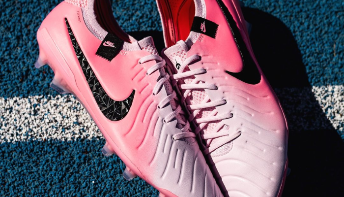 Chuteira Nike Tiempo Legend 10 Elite FG Mad Brilliance na cor branca com detalhes rosa e preto. Possui cabedal em couro FlyTouch Plus para excelente toque de bola e controle, micropontes para chutes, passes e dribles precisos, tecnologia ACC para aderência em todas as condições climáticas