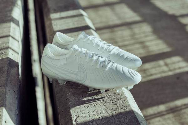 Chuteira de campo Nike Tiempo Legend 10 FG Prototype SE em Branco, com gráficos esboçados, sola transparente e conforto FlyTouch+. O máximo em elegância e desempenho.