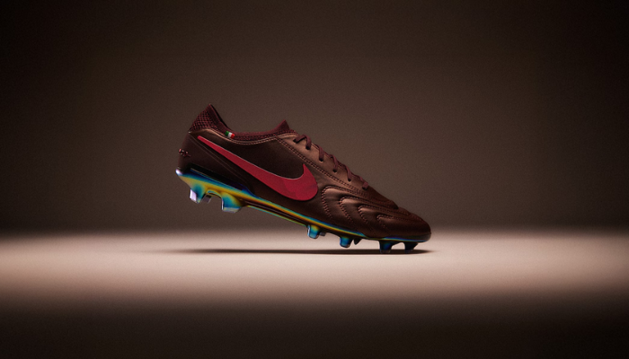 Chuteira Nike Tiempo Legend Luxe bordô, feita na fábrica Montebelluna, Itália. Possui cabedal FlyTouch+ mais macio que couro natural, com detalhes cromados e assinatura caligráfica no calcanhar. Inclui tecnologia ACC para controle em qualquer clima, travas circulares para agilidade e gola Flyknit para ajuste perfeito.