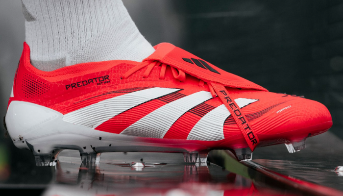 Chuteira de Campo adidas Predator 25 Foldover Tongue FG Pure Victory em vermelho, branco e preto, com tecnologia HybridTouch para conforto e controle aprimorado. Estrutura com borracha Strikeskin, ranhuras de toque pronunciadas