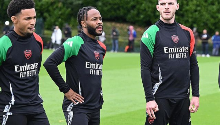 Conjunto de treino do Arsenal Adidas PRO 2024-2025 em poliéster reciclado nas cores preto, verde, vermelho e branco, com emblema do clube aplicado a quente no peito, gola alta e mangas longas com orifícios para os polegares.