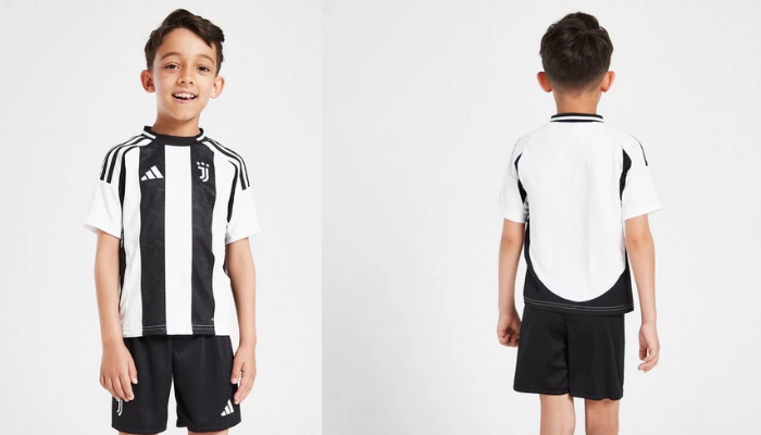 Conjunto infantil oficial da Juventus 2024/25, da Adidas. A camisa apresenta listras verticais em preto e branco, gola redonda preta, ombros e mangas brancas com detalhes em preto. A inspiração nas crateras da lua confere um design moderno. O calção é preto.