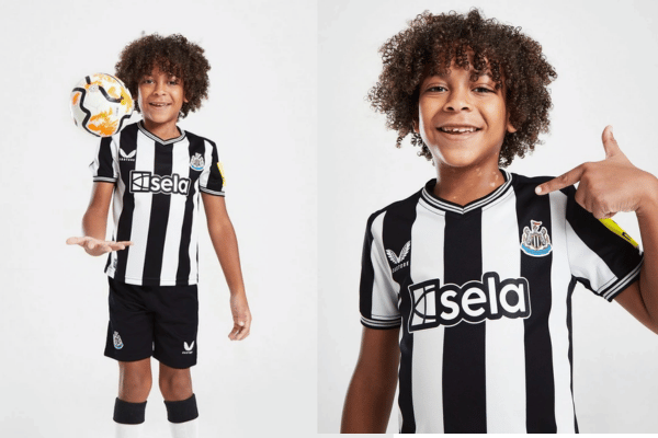 Conjunto infantil titular do Newcastle Castore 2023-2024, com cinco listras pretas e quatro brancas, gola V e punhos pretos com faixas brancas, escudo do Newcastle e logo da Castore no peito, patrocínio máster da Sela em branco com bordas pretas.